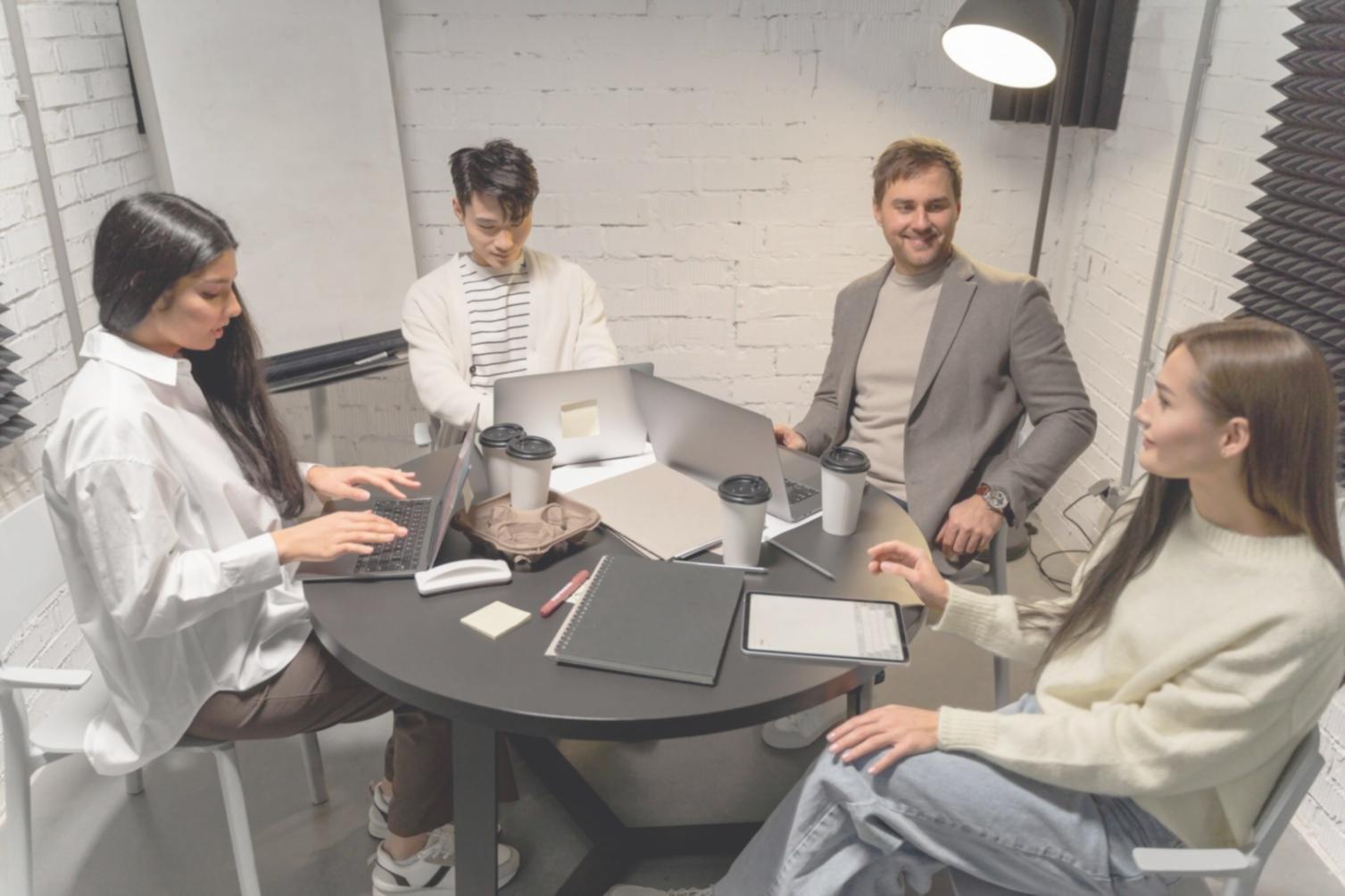 Étudiante internationale suivant une formation financière sur son ordinateur portable
